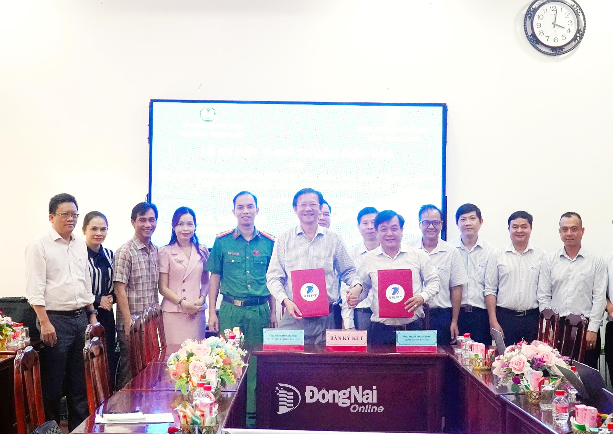 Lãnh đạo hai đơn vị ký kết tại buổi lễ. Ảnh: Văn Tâm