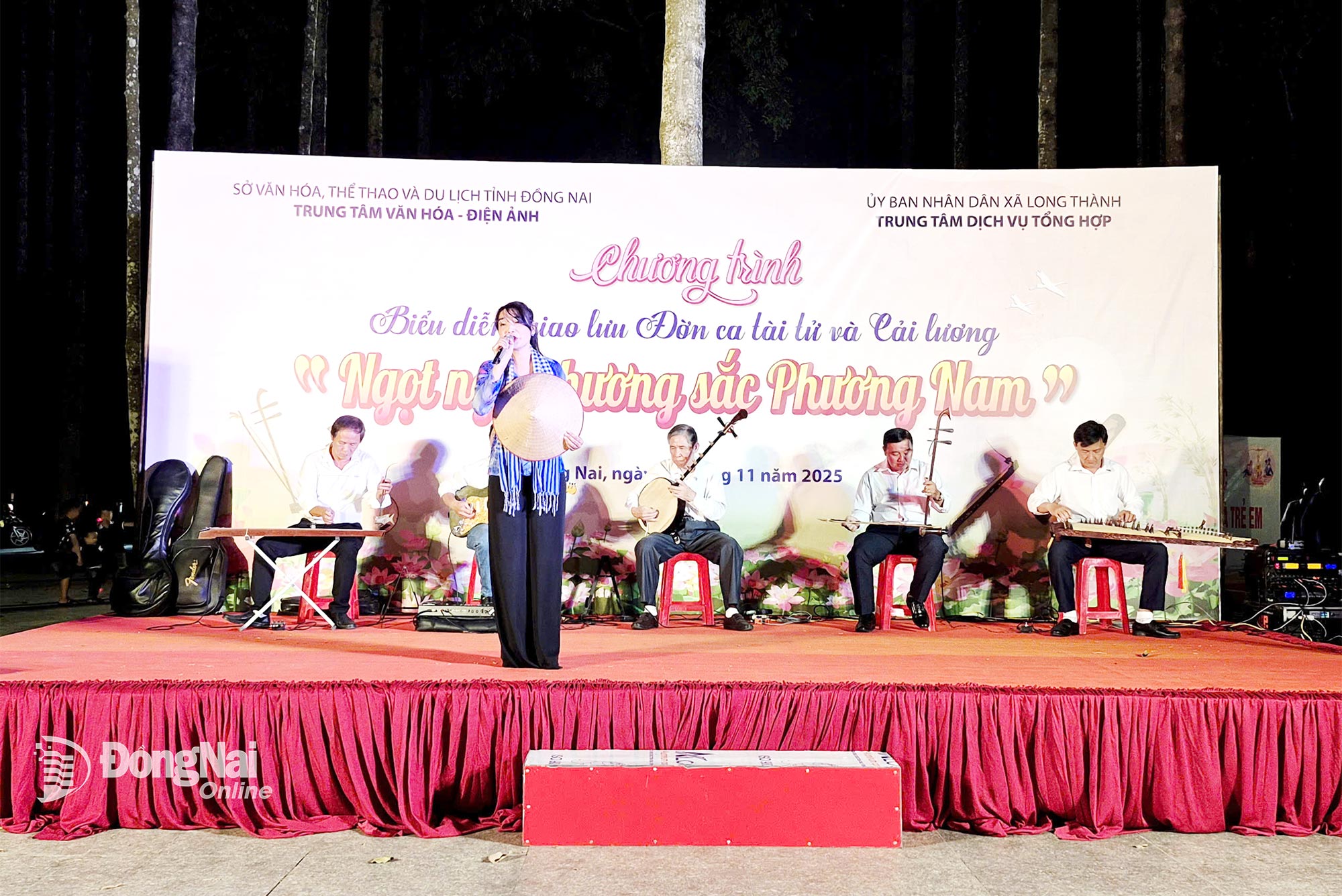 Một nghệ sĩ trình diễn ca cổ tại chương trình. Ảnh: Chí Tài