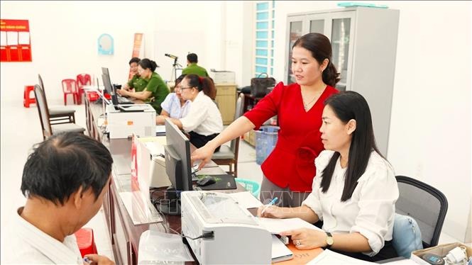 Cán bộ, công chức Trung tâm phục vụ hành chính công phường Tân Ninh giải quyết thủ tục hành chính cho người dân. Ảnh minh họa: Minh Phú/TTXVN