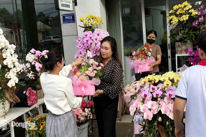Nhộn nhịp thị trường hoa, quà tặng Ngày Nhà giáo Việt Nam 20-11