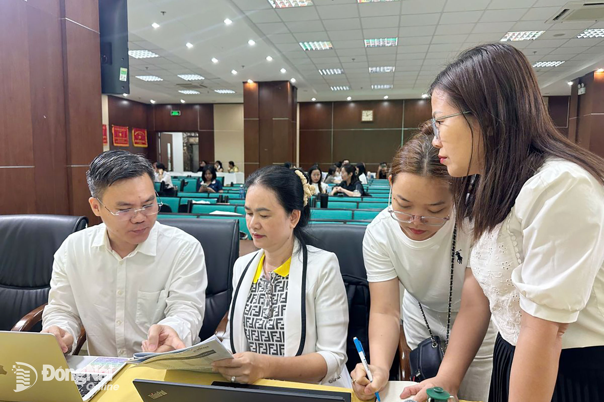 A tax officer (far left) explains and provides guidance on tax policies to taxpayers in Dong Nai province. Photo: Ngoc Lien