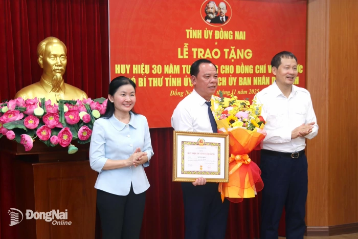 Trao tặng Huy hiệu 30 năm tuổi Đảng cho Phó Bí thư Tỉnh ủy, Chủ tịch UBND tỉnh Võ Tấn Đức