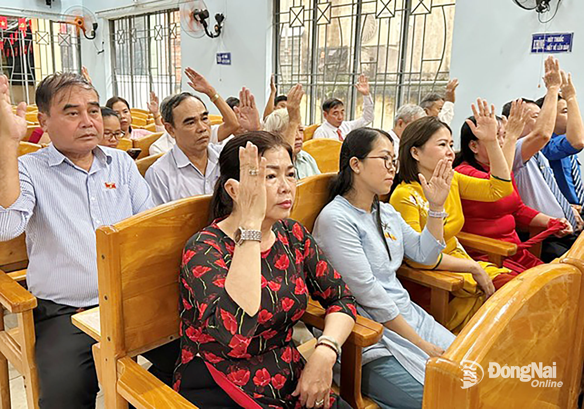 Các đại biểu biểu quyết thông qua nghị quyết tại kỳ họp. Ảnh: Hồng Mỹ