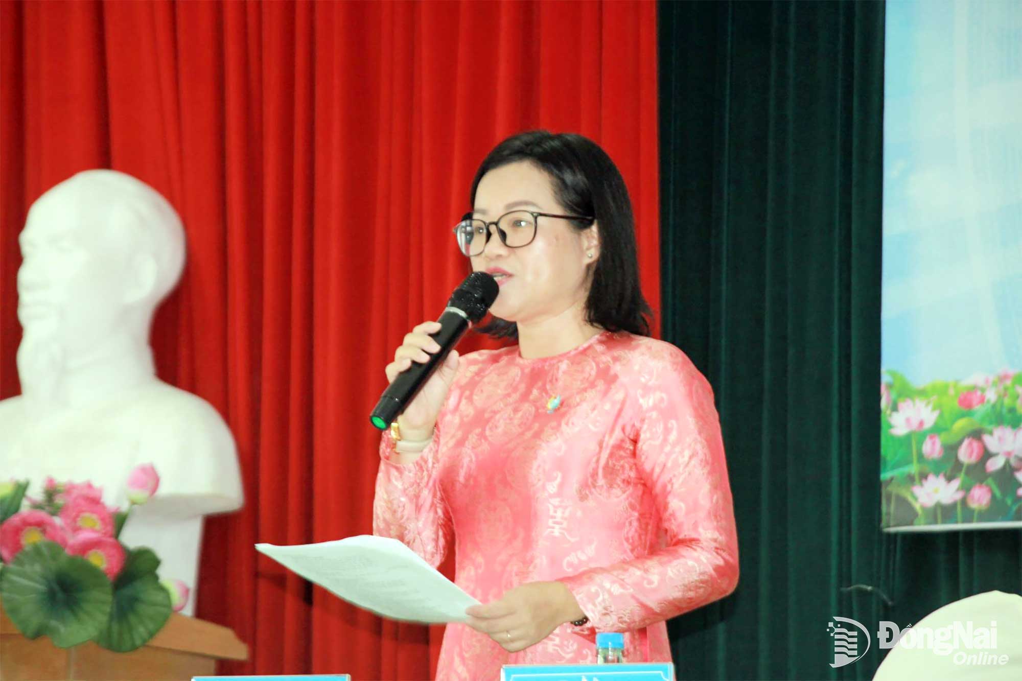 Phó Chủ tịch Hội Liên hiệp Phụ nữ tỉnh Đồng Nai Bùi Thị Hạnh điều hành Tổ thảo luận số 2. Ảnh: Nga Sơn