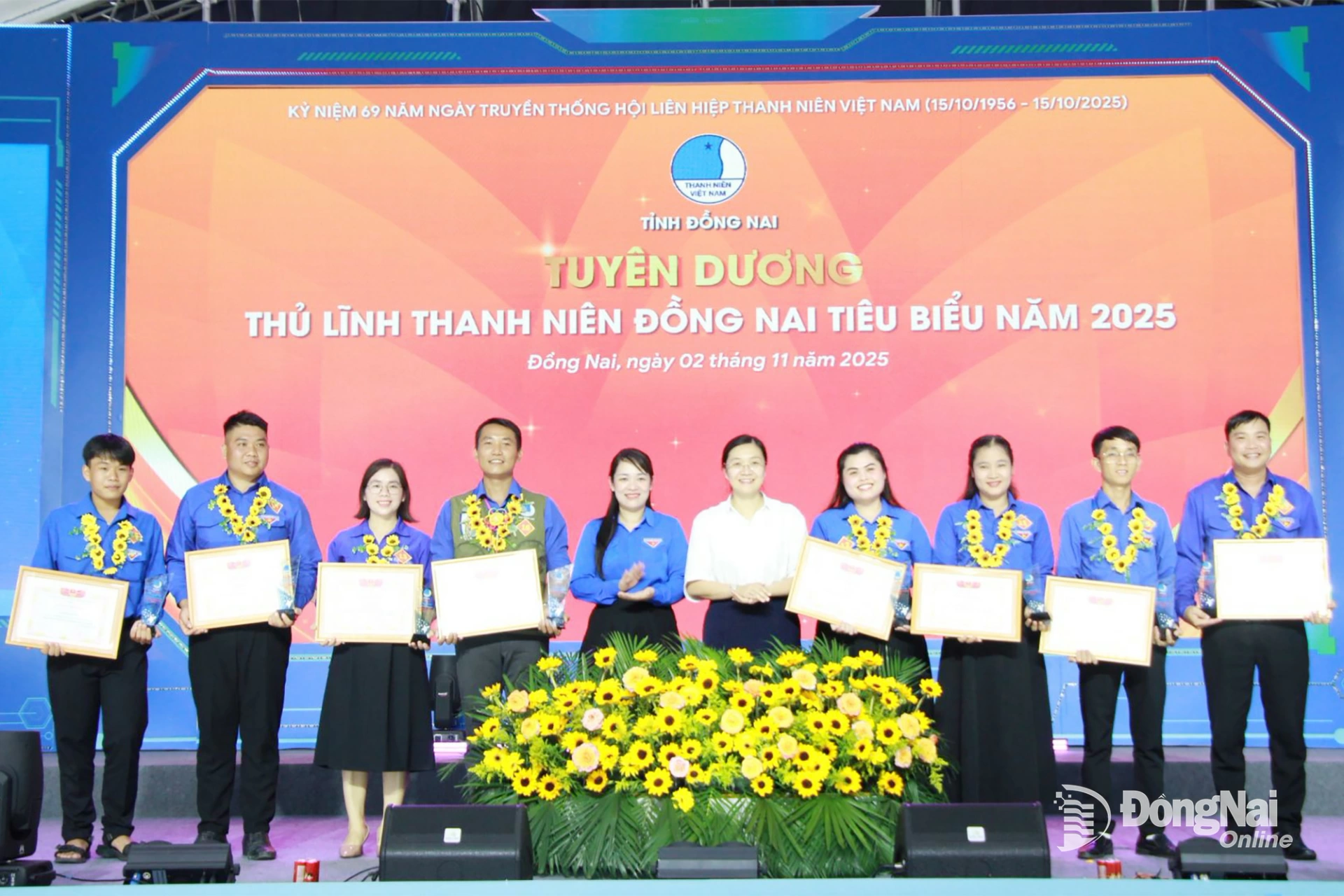 Các đại biểu chụp hình lưu niệm với các Thủ lĩnh thanh niên tiêu biểu được tuyên dương. Ảnh: Nga Sơn