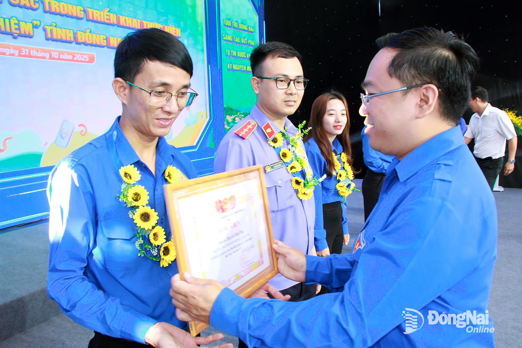Nguyen Minh Kien, Secretary of the Dong Nai Provincial Youth Union, presents certificates of merit to outstanding individuals in the ‘3 Responsibilities Movement.’ Photo: Nga Son