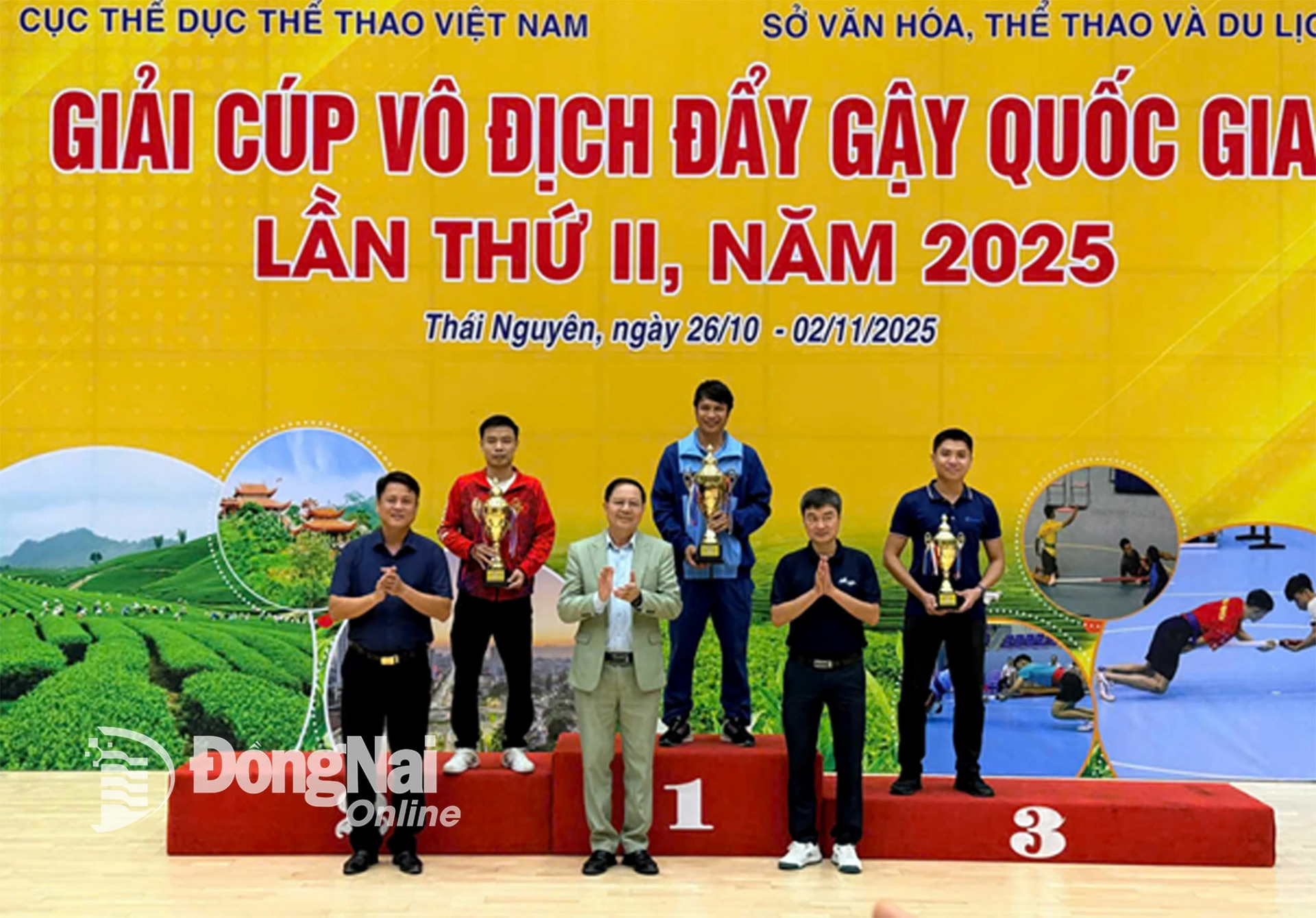 Đoàn Đồng Nai nhận cúp hạng Ba toàn đoàn. Ảnh: ĐVCC