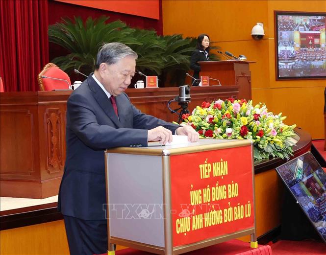 Tổng Bí thư Tô Lâm quyên góp ủng hộ đồng bào chịu ảnh hưởng bởi bão lũ lụt. Ảnh: Phương Hoa/TTXVN