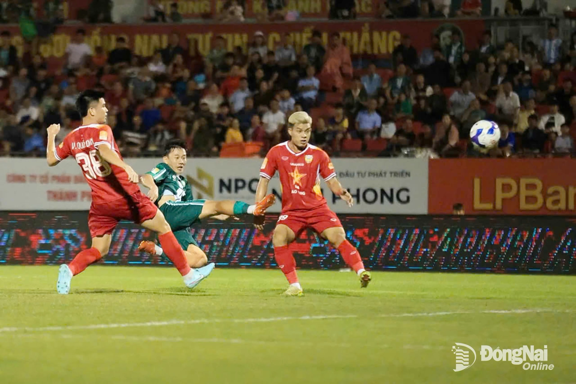 Truong Tuoi Dong Nai and Hong Linh Ha Tinh deliver a quality match in the Round of 16 of the National Cup. Photo: Nhu Nam