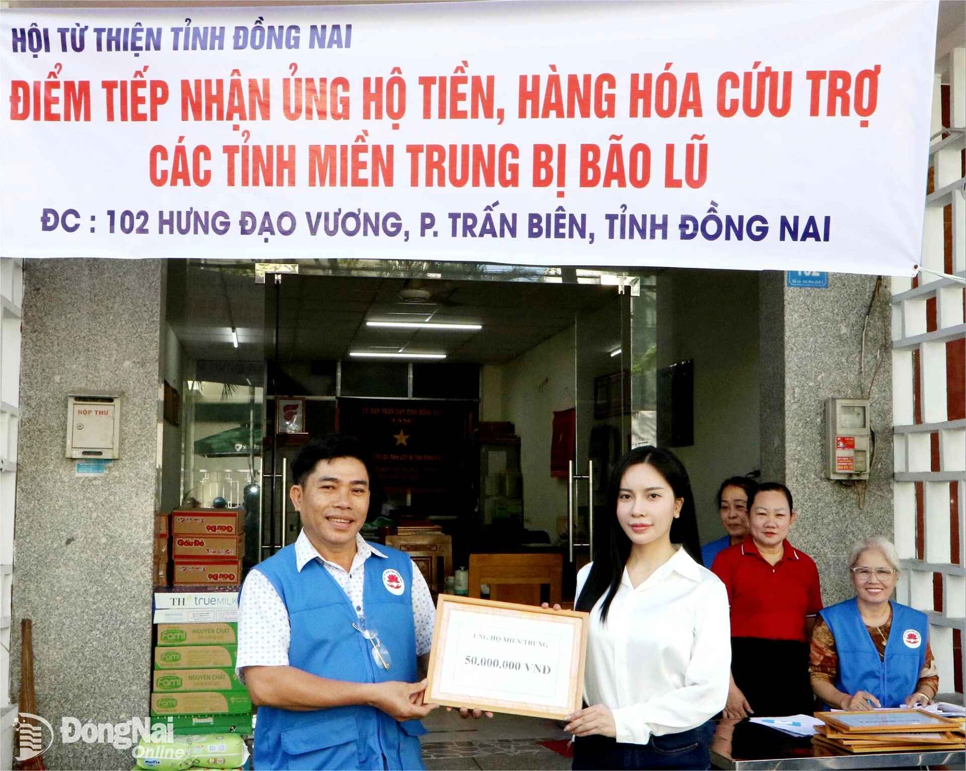 Chairman of the Dong Nai Province Charity Association Nguyen Phu Cuong receives donations from locals. Photo: Van Truyen	