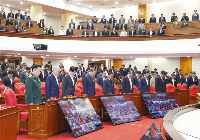 Tổng Bí thư Tô Lâm và các đại biểu các đại biểu dành 1 phút mặc niệm những người bị thiệt mạng do bão lũ. Ảnh: Thống Nhất/TTXVN