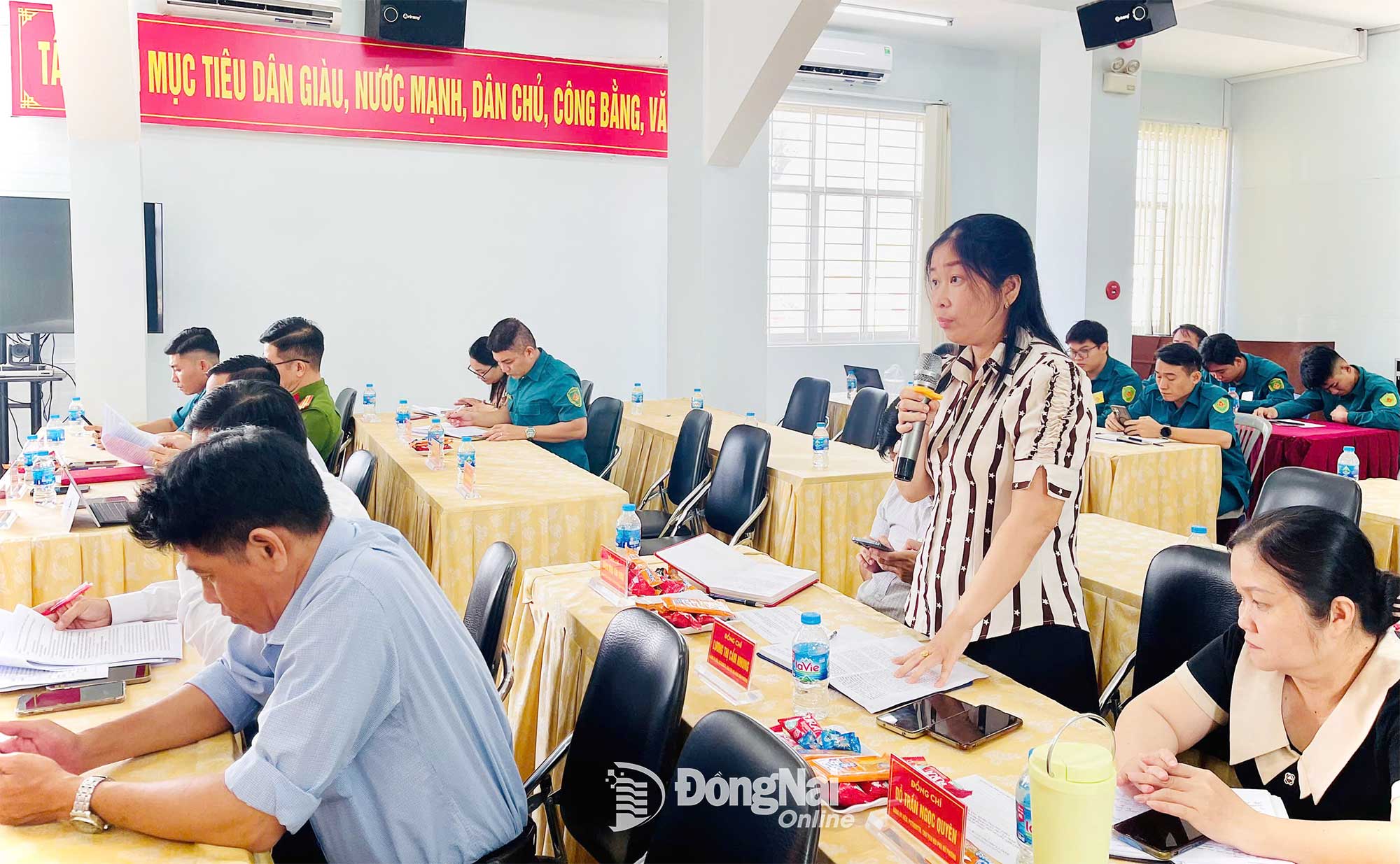 Cán bộ, công chức phường Phước Tân phát biểu tại hội nghị. Ảnh: CTV