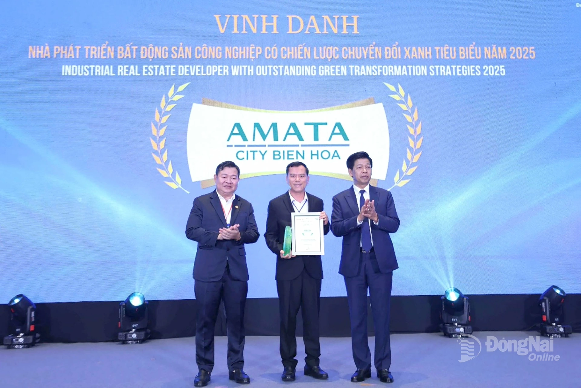 Đại diện Amata City Biên Hòa, ông Nguyễn Hữu Nghị – Phó Tổng Giám đốc, nhận bằng khen tại lễ vinh danh.