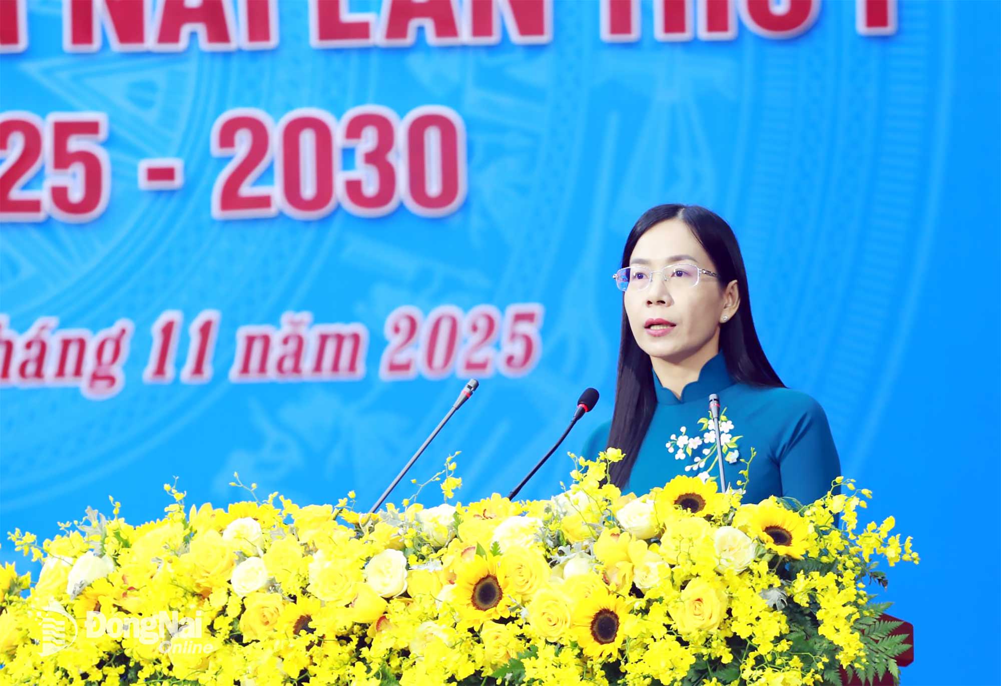 Tỉnh ủy viên, Phó Chủ tịch Ủy ban MTTQ Việt Nam tỉnh, Chủ tịch Hội Liên hiệp Phụ nữ tỉnh Đồng Nai Lê Thị Thanh Loan thông qua tờ trình bầu Đoàn Chủ tịch, Đoàn Thư ký đại hội, Ban thẩm tra tư cách đại biểu tại Phiên trù bị. Ảnh: Huy Anh