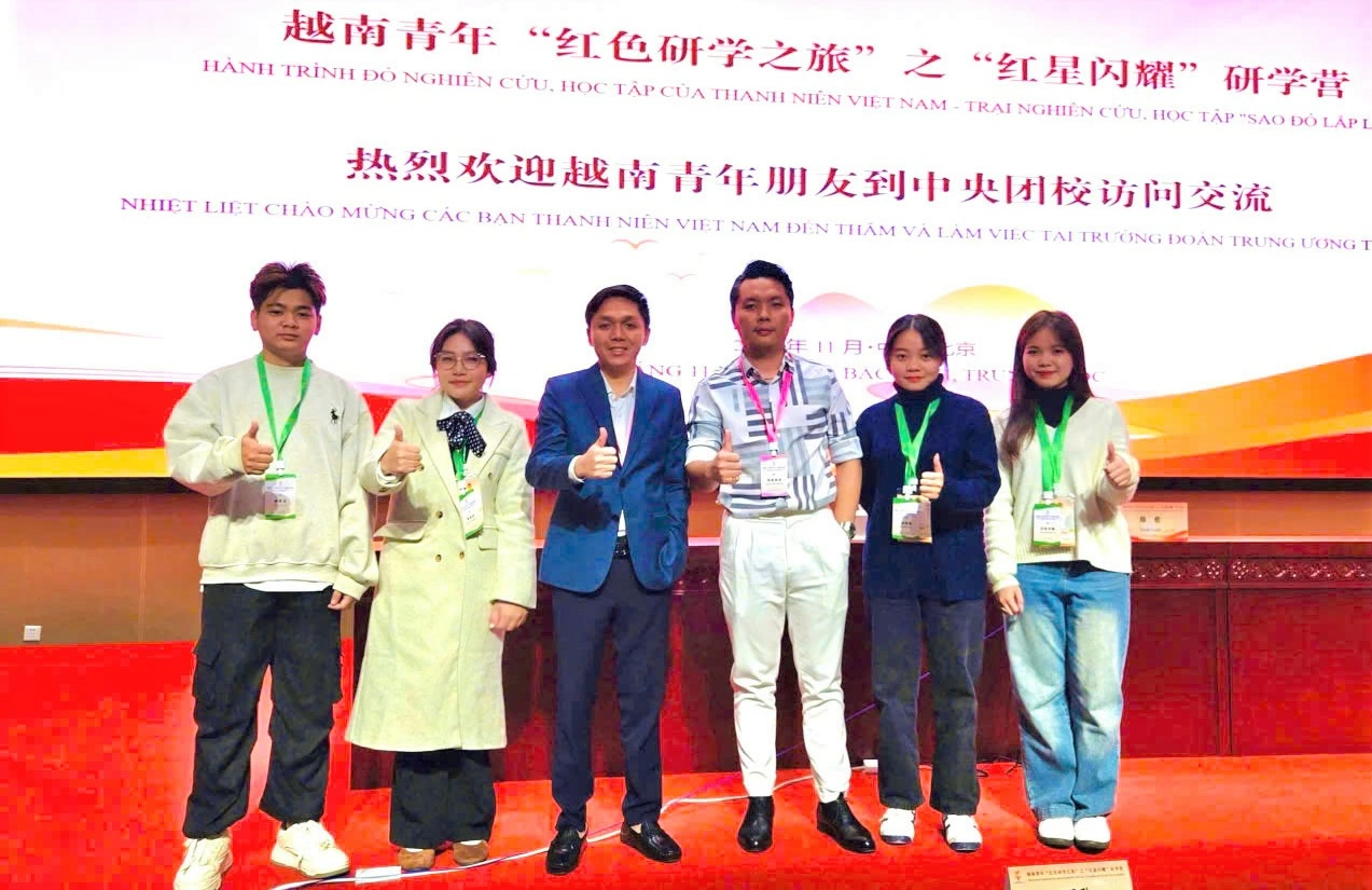 6 đại biểu Đồng Nai tham gia Hành trình đỏ nghiên cứu, học tập tại Trung Quốc. Ảnh: Tỉnh đoàn Đồng Nai cung cấp