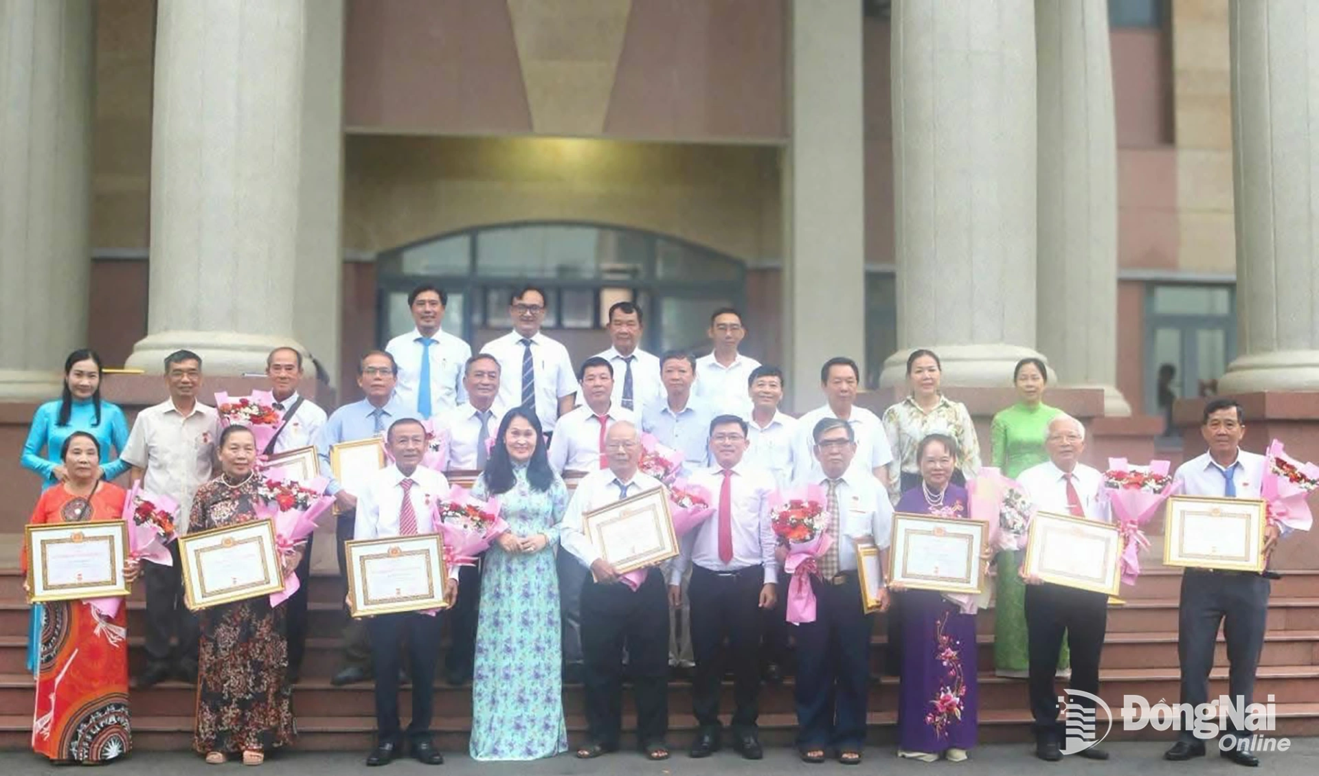 Ủy viên Ban Thường vụ Tỉnh ủy, Bí thư Đảng ủy, Chủ tịch HĐND phường Long Khánh Đặng Minh Nguyệt chụp hình với các đảng viên. Ảnh: CTV