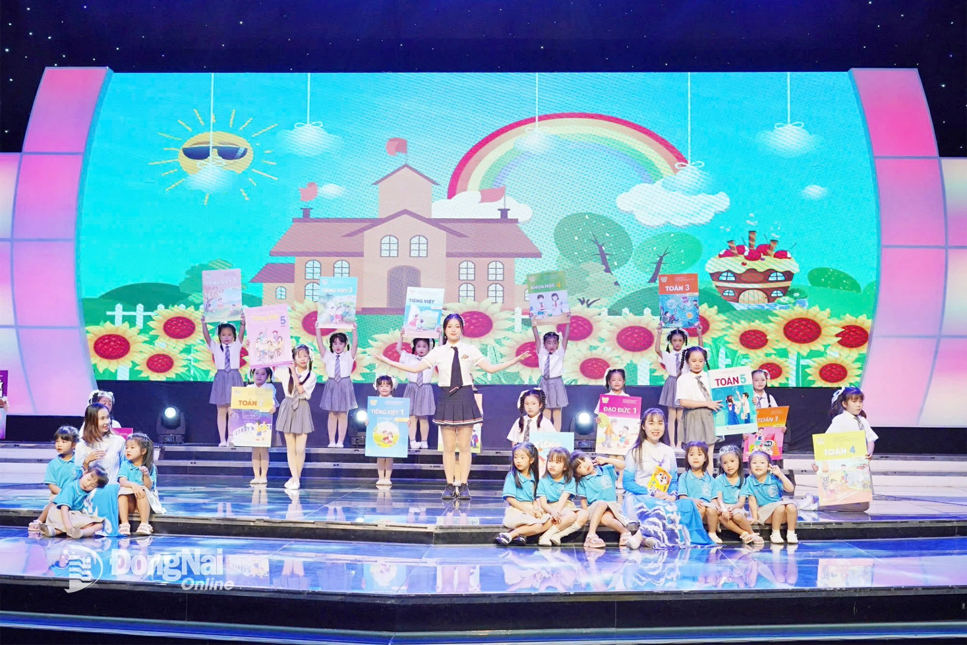 Ca sĩ nhí Ái Khanh cùng Vũ đoàn Bầu Trời Xanh và Vũ đoàn Happy Kids thể hiện ca khúc “Niềm vui của thầy cô”, sáng tác nhạc sĩ Nguyễn Văn Chung, tại Sân khấu Nhà hát Báo và Phát thanh, Truyền hình Đồng Nai. Ảnh: Phương Dung