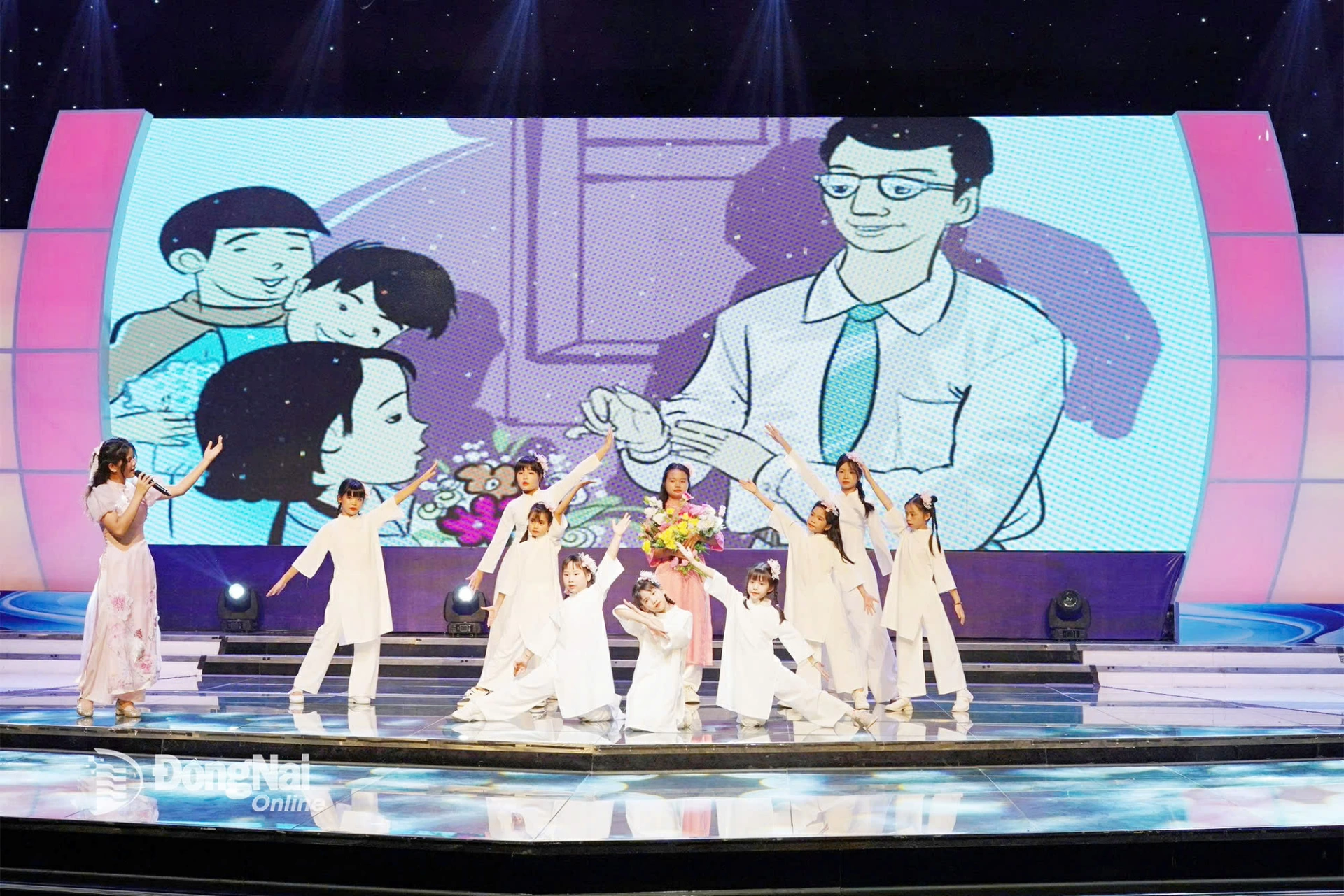 Ca sĩ nhí Thảo Nguyên thể hiện tình cảm của mình dành cho thầy cô thông qua ca khúc “Lời tri ân”, sáng tác nhạc sĩ Nguyễn An Đệ, tại Sân khấu Nhà hát Báo và Phát thanh, Truyền hình Đồng Nai. Ảnh: Phương Dung