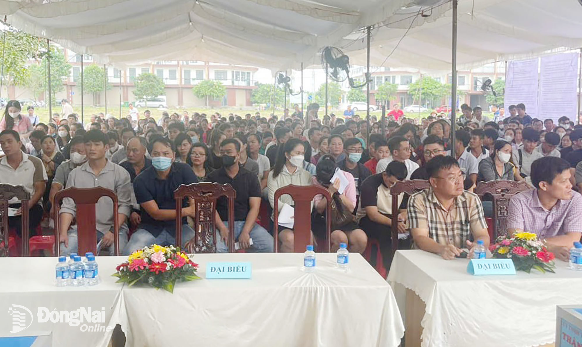 Khách hàng nghe phổ biến quy chế bốc thăm mua nhà ở xã hội. Ảnh: CTV
