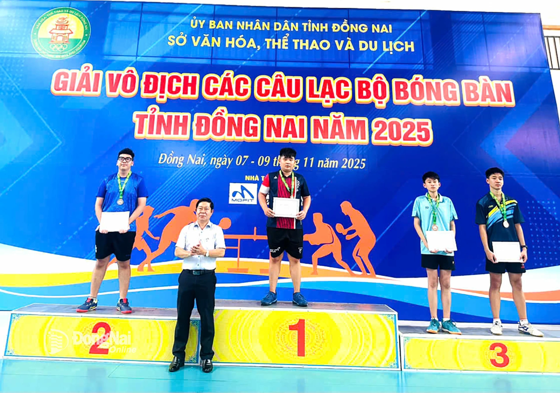 Phó Giám đốc Trung tâm Huấn luyện và Thi đấu thể thao tỉnh Đồng Nai Huỳnh Thiên Tịnh trao huy chương cho các vận động viên đoạt thứ hạng. Ảnh: ĐVCC