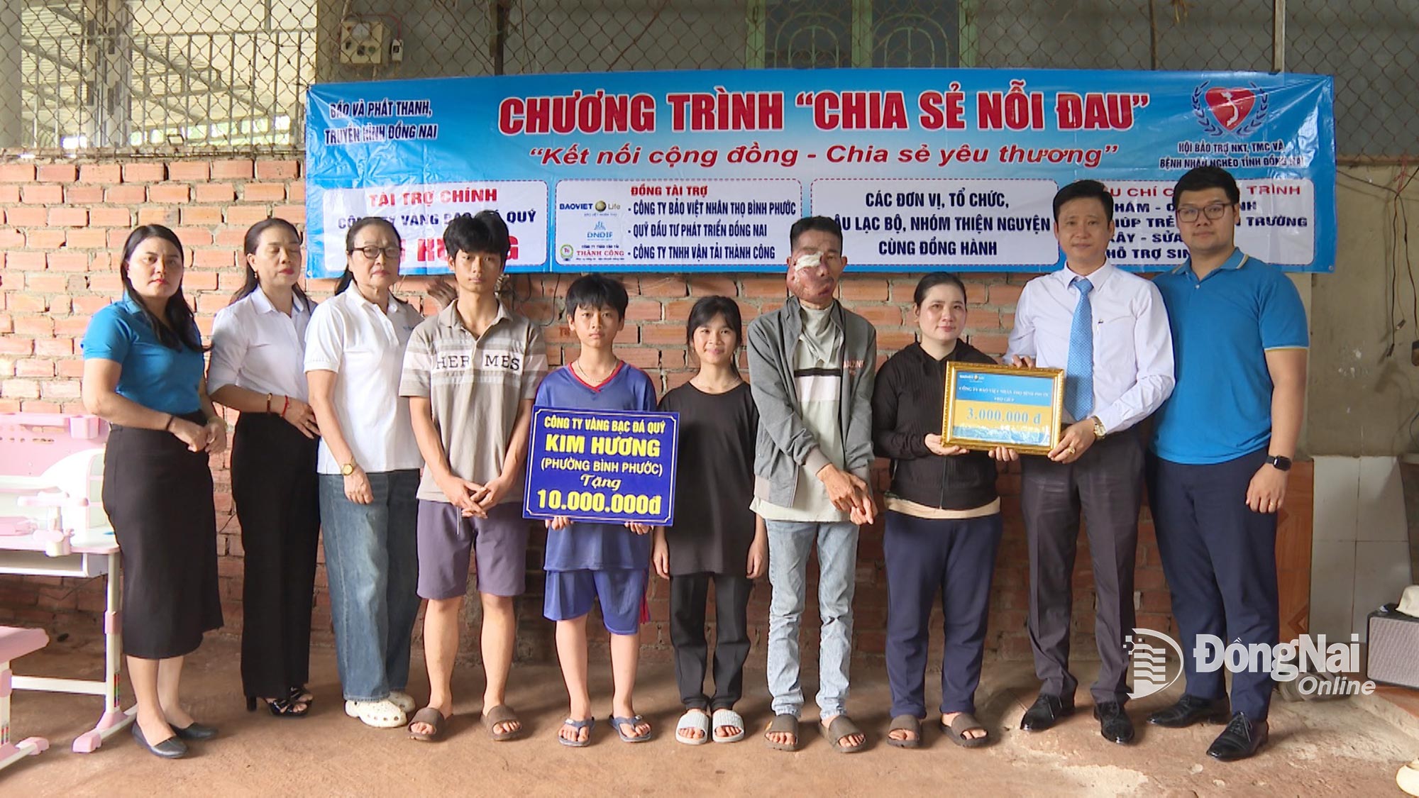 Đơn vị đồng tài trợ - Công ty Bảo Việt nhân thọ Bình Phước trao hỗ trợ 3 triệu đồng. Ảnh: Phú Quý
