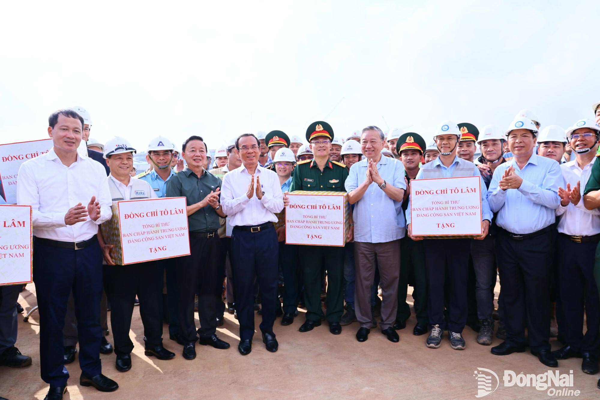 Party General Secretary To Lam presents gifts and poses for a photo with the construction force of the Long Thanh Airport Project. Photo: Cong Nghia