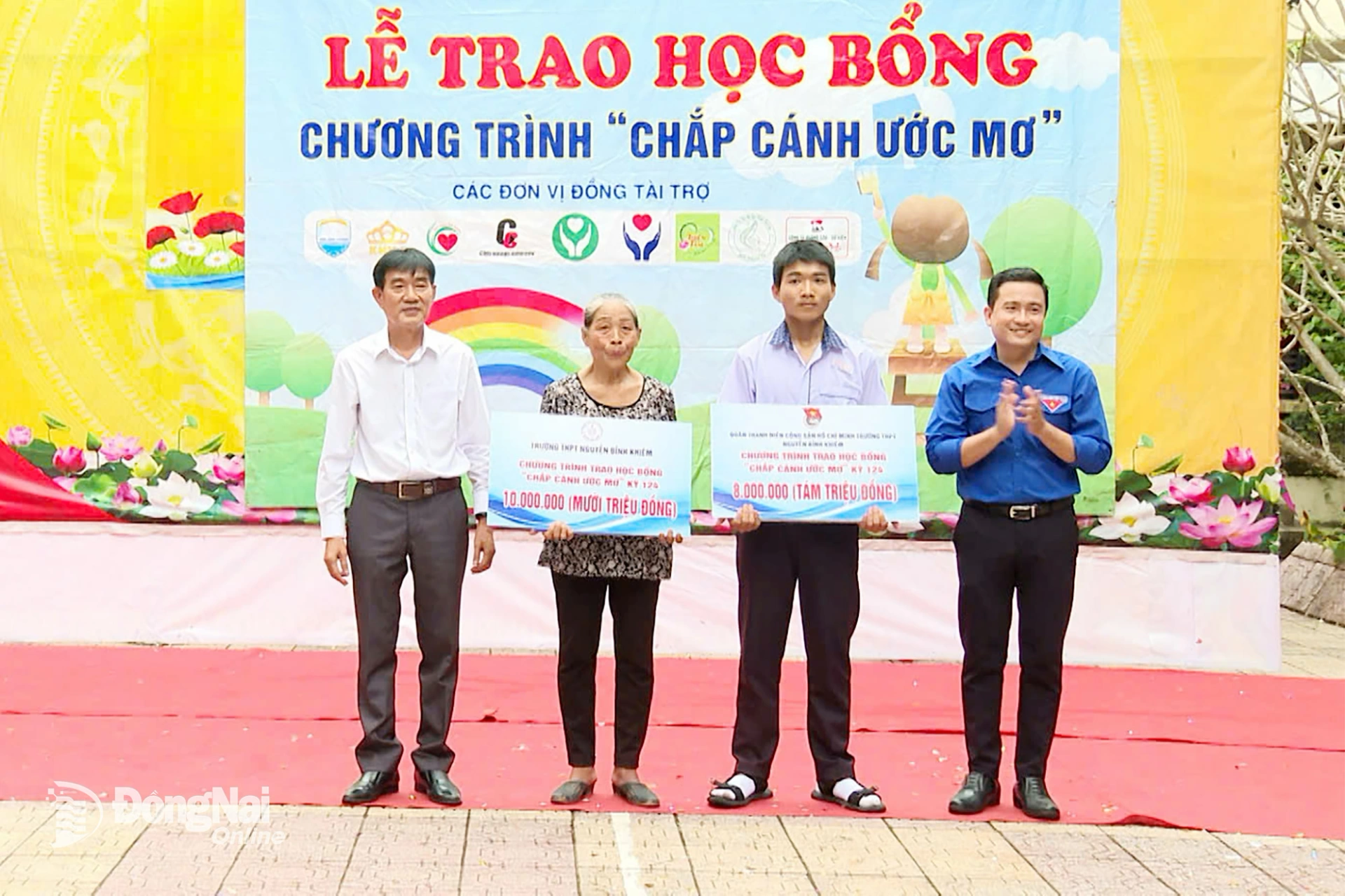 Tập thể cán bộ, giáo viên và học sinh Trường THPT Nguyễn Bỉnh Khiêm đóng góp ủng hộ Ngọc Thịnh tổng số tiền 18 triệu đồng. Ảnh: Phú Quý