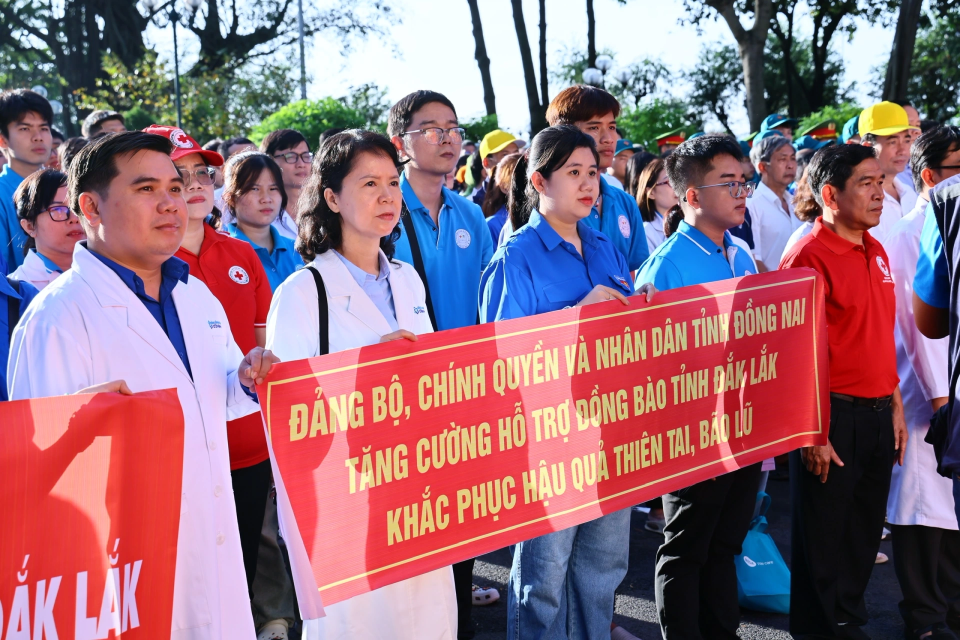 Members of the working delegation, before setting off to support Dak Lak residents in overcoming the aftermath of natural disasters and floods. Photo: Cong Nghia.
