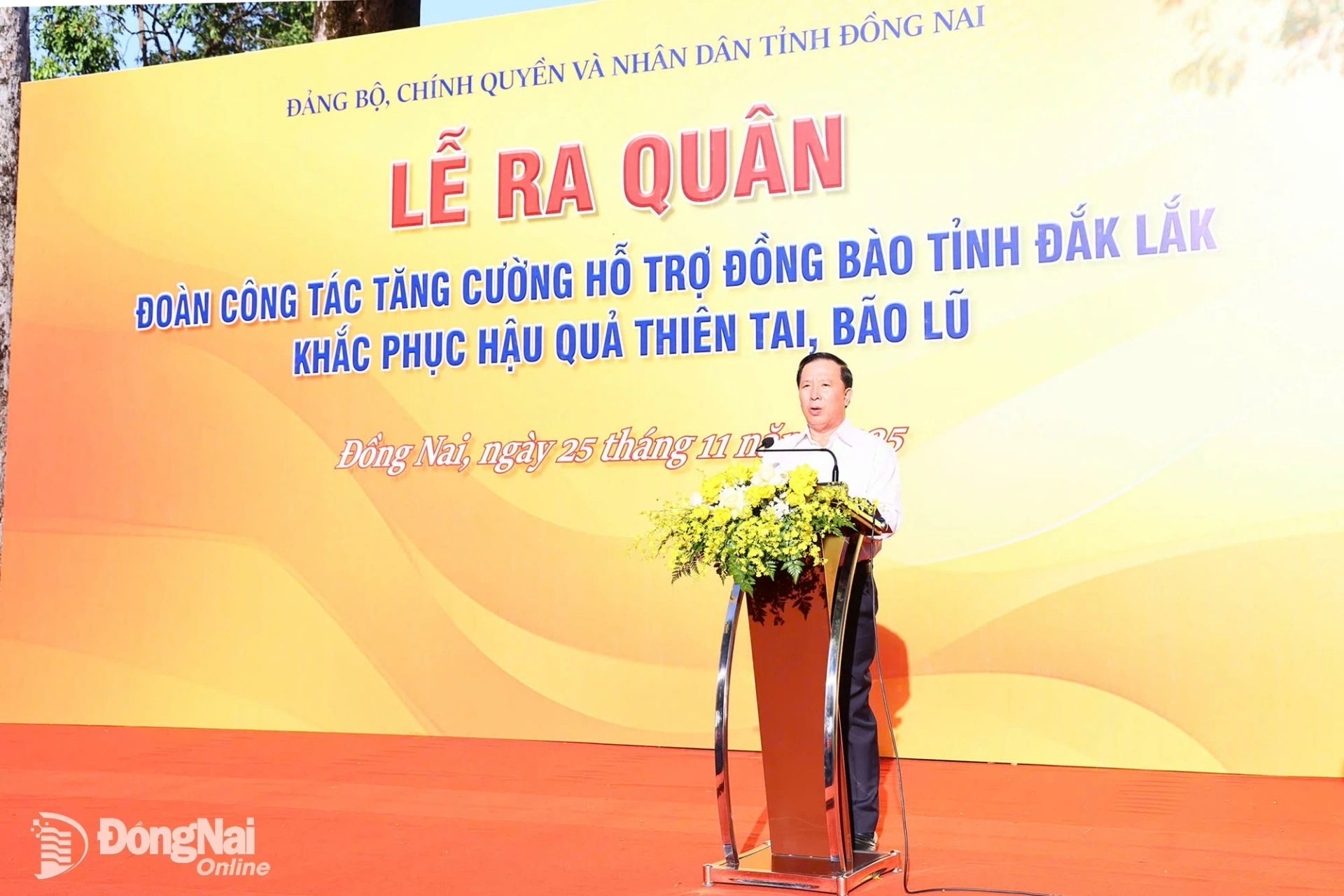 Nguyen Van Ut, Permanent Deputy Secretary of the Provincial Party Committee and Chairman of the Dong Nai Provincial People’s Committee, delivers remarks to encourage and assign duties to the working delegation. Photo: Cong Nghia.