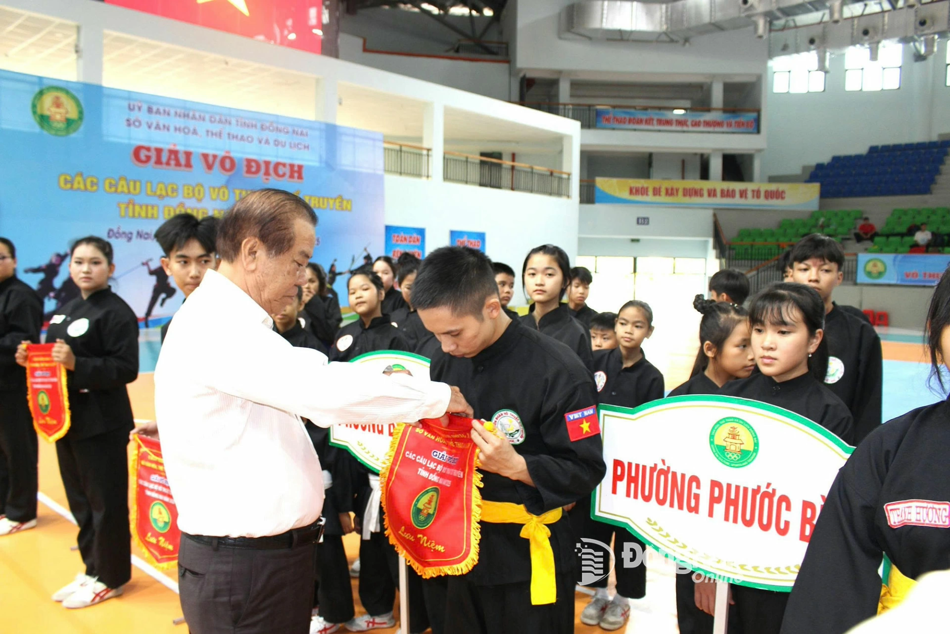 Ban tổ chức trao cờ luuw niệm cho các đơn vị tham dự giải. Ảnh: BTC