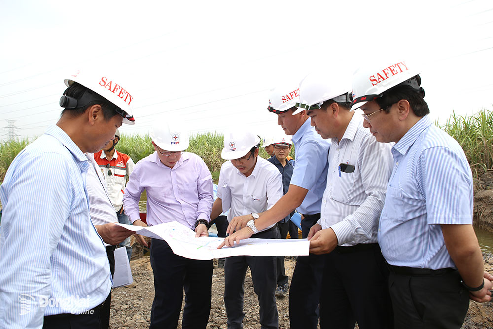 Lãnh đạo Tổng công ty Truyền tải điện quốc gia và Tổng công ty Điện lực dầu khí Việt Nam - CTCP khảo sát
tuyến đường dây giải tỏa công suất cho Nhà máy điện Nhơn Trạch 3 và 4. Ảnh: H.Lộc