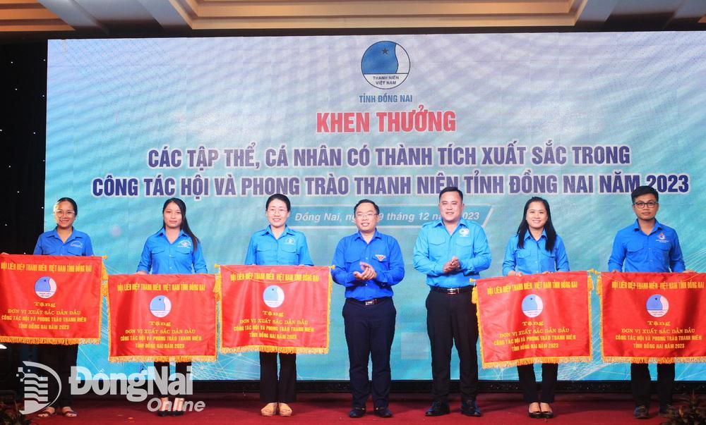 Đại diện Tỉnh đoàn, Hội LHTN tỉnh trao cờ thi đua xuất sắc dẫn đầu cho các đơn vị