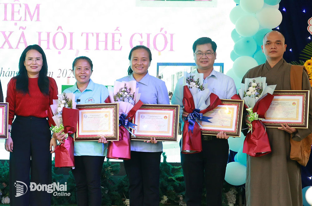 Nữ tu Trần Thị Thanh Vân, Giám đốc Cơ sở Bảo trợ xã hội cô nhi Xuân Tâm (giữa) nhận tuyên dương của Sở LĐ-TBXH. Ảnh: Sông Thao