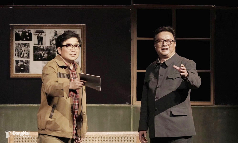 Nhà văn Lộ Dao (bên trái) rất được ngưỡng mộ ở Trung Quốc