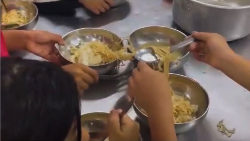Hình ảnh bữa ăn bán trú của học sinh Trường phổ thông Dân tộc bán trú tiểu học Hoàng Thu Phố 1 