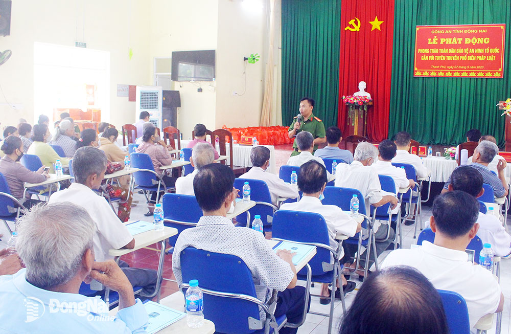 Công an tỉnh tăng cường công tác tuyên truyền pháp luật về ma túy cho người dân trên địa bàn xã Thạnh Phú (H.Vĩnh Cửu). Ảnh: T.Tâm