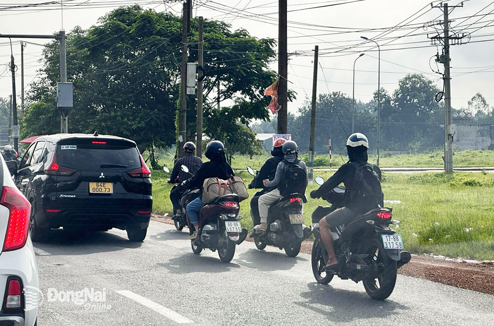 Quốc lộ 1 đoạn qua H.Trảng Bom chỉ có 2 làn đường mỗi bên nên xe máy phải đi chung với xe ô tô trong làn hỗn hợp. Ảnh: Đăng Tùng