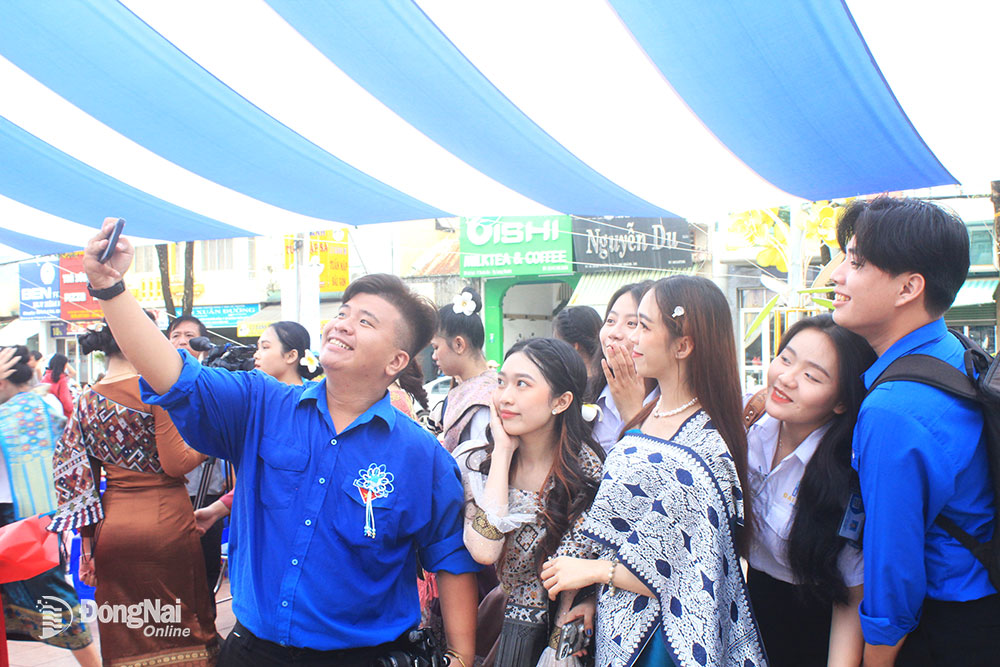 Sinh viên Việt Nam - Lào chụp hình lưu niệm tại ngày hội. Ảnh: N.Sơn 