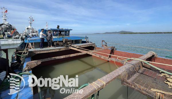 Lực lượng chức năng của Bộ Tư lệnh Vùng Cảnh sát biển 3 kiểm tra bắt giữ tàu hút cát lậu- Ảnh Đức Định