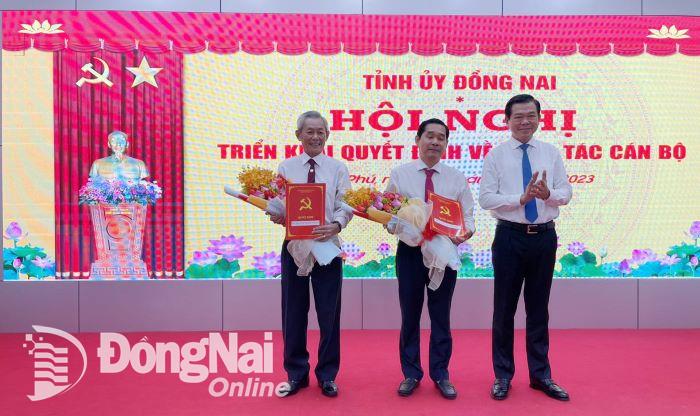 Bí thư Tỉnh ủy Nguyễn Hồng Lĩnh trao quyết định và tặng hoa chúc mừng 2 đồng chí Bí thư và nguyên Bí thư Huyện ủy Tân Phú- Ảnh Long Lợi