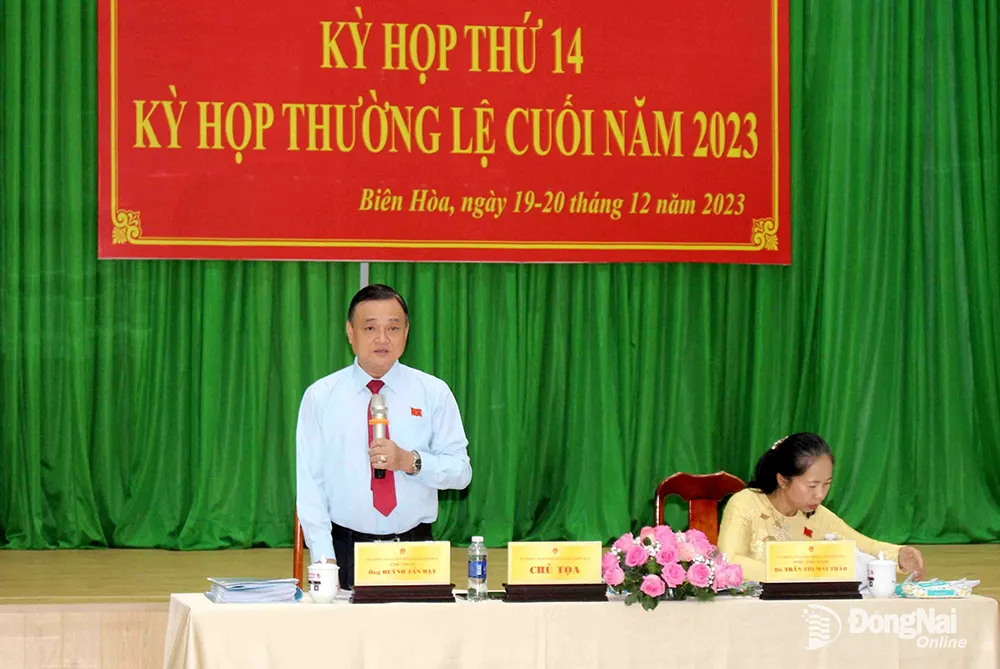 Chủ tịch HĐND TP.Biên Hòa Huỳnh Tấn Đạt điều hành phiên thảo luận