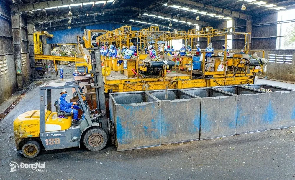 Xử lý rác sinh hoạt tại khu xử lý chất thải ở xã Quang Trung