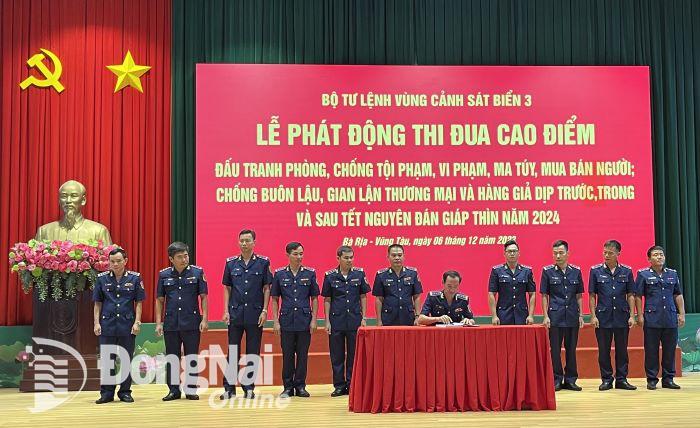 Đại tá Lê Văn Tú ký phê duyệt giao ước quyết tâm thực hiện đợt thi đua cao điểm- Ảnh Đức Định