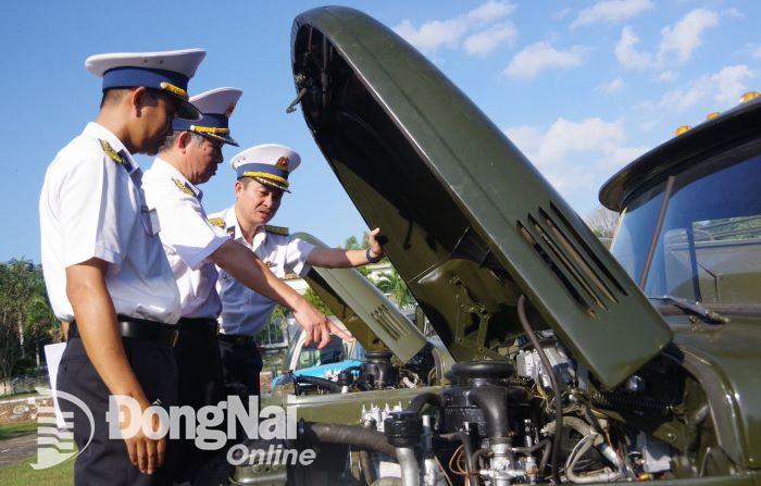Đại tá Đinh Văn Thắng, Phó tư lệnh Vùng 2 Hải quân (giữa) trực tiếp giám sát nội dung thi xe tốt- Ảnh Sang Tiến