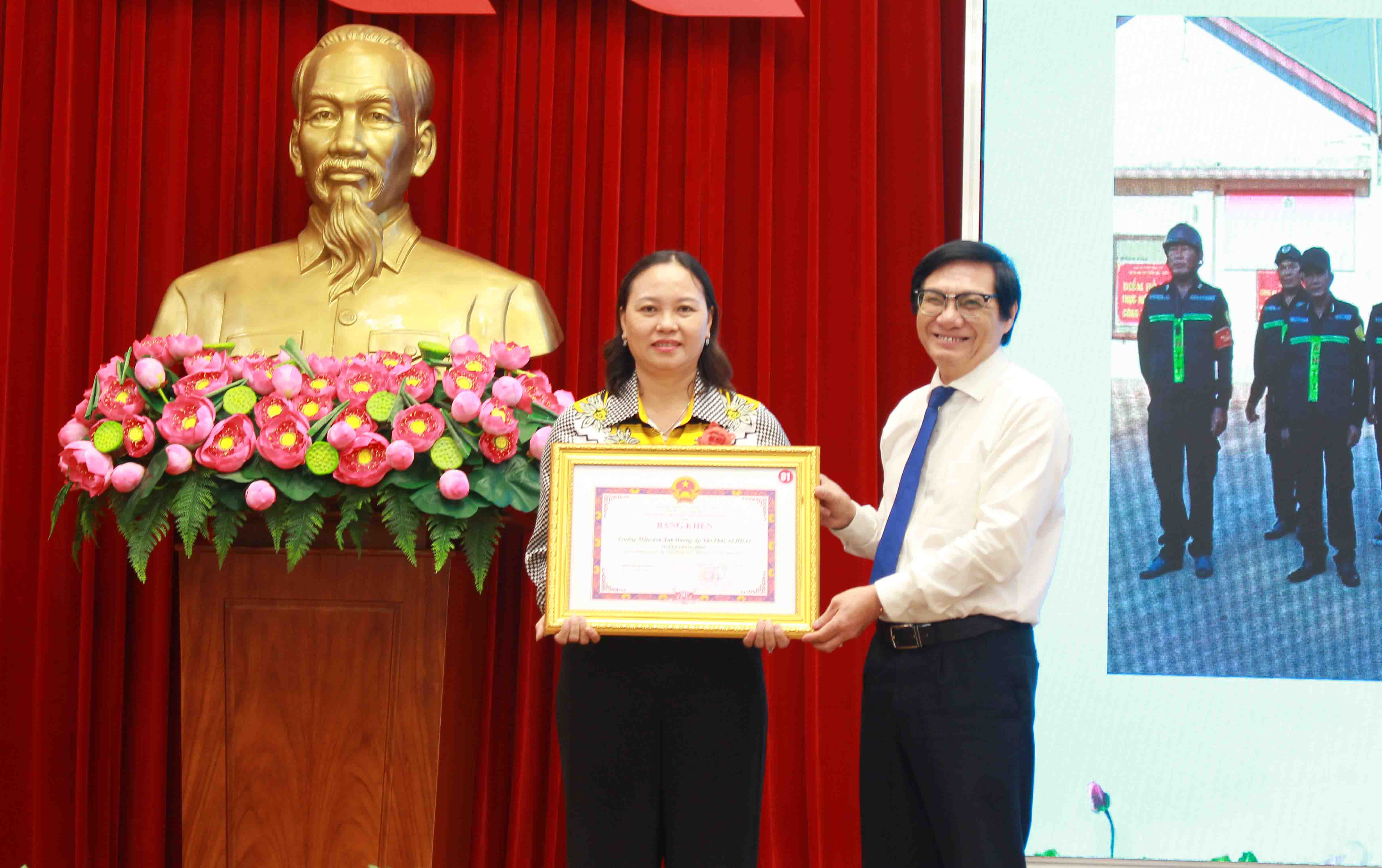 Phó chủ tịch UBND tỉnh Nguyễn Sơn Hùng trao bằng khen của UBND tỉnh cho gương người tốt việc tốt