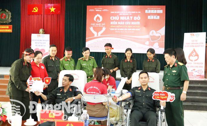 Thượng tá Nguyễn Minh Cường và các đại biểu trực tiếp hiến máu