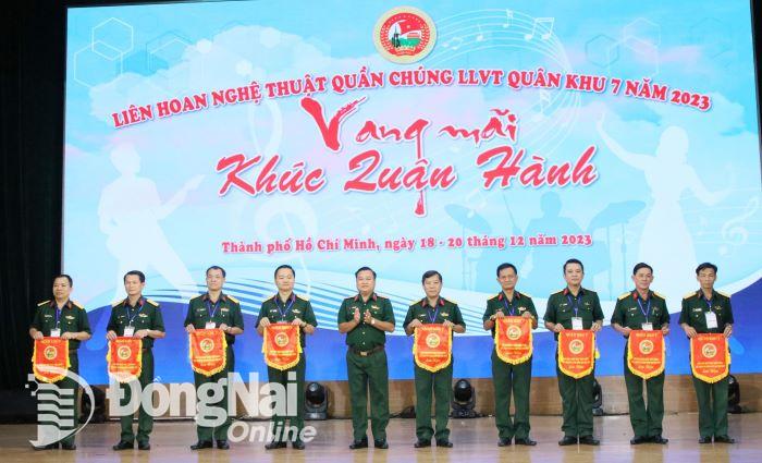 Thiếu tướng Trần Vinh Ngọc trao cờ lưu niệm các đội tham gia (Đội Đồng Nai thứ 4 từ trái qua)- Ảnh Lê Hoan