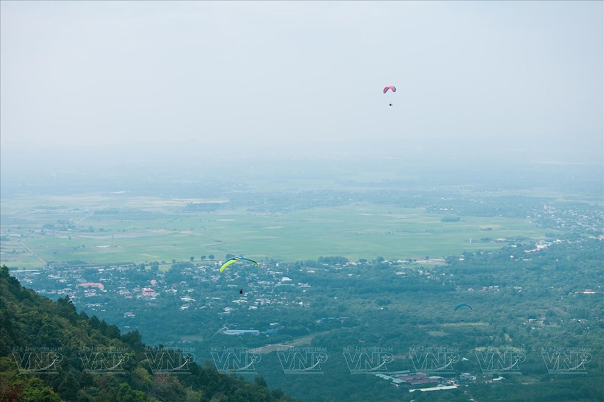 Paragliding is also a regular activity for thrill-seekers visiting the mountain. (Photo: VNP/VNA)

