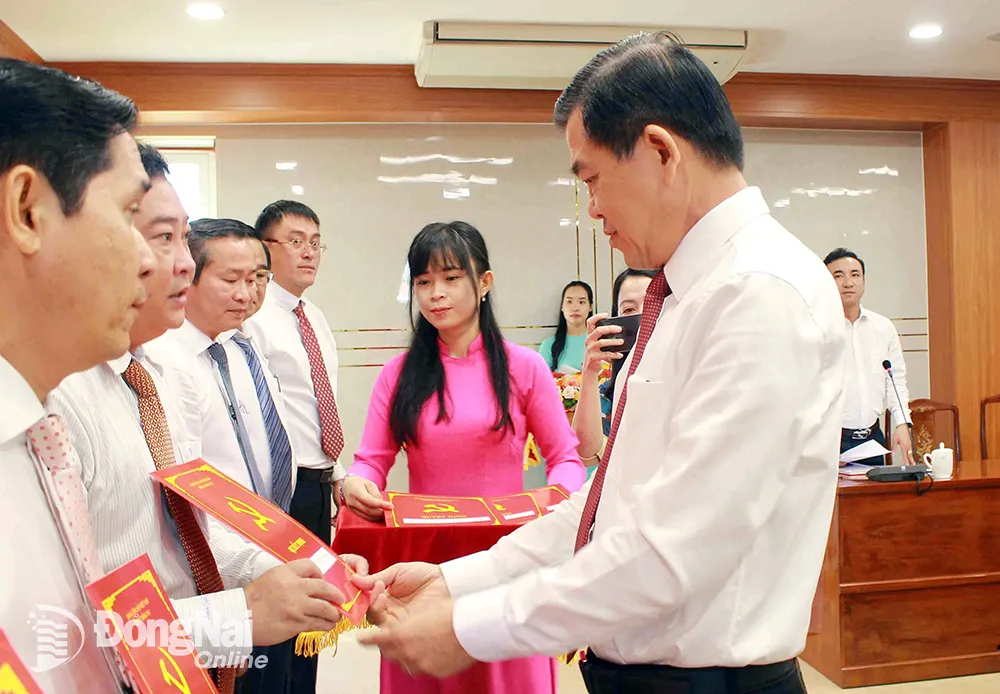 Bí thư Tỉnh ủy Nguyễn Hồng Lĩnh trao quyết định về công tác cán bộ