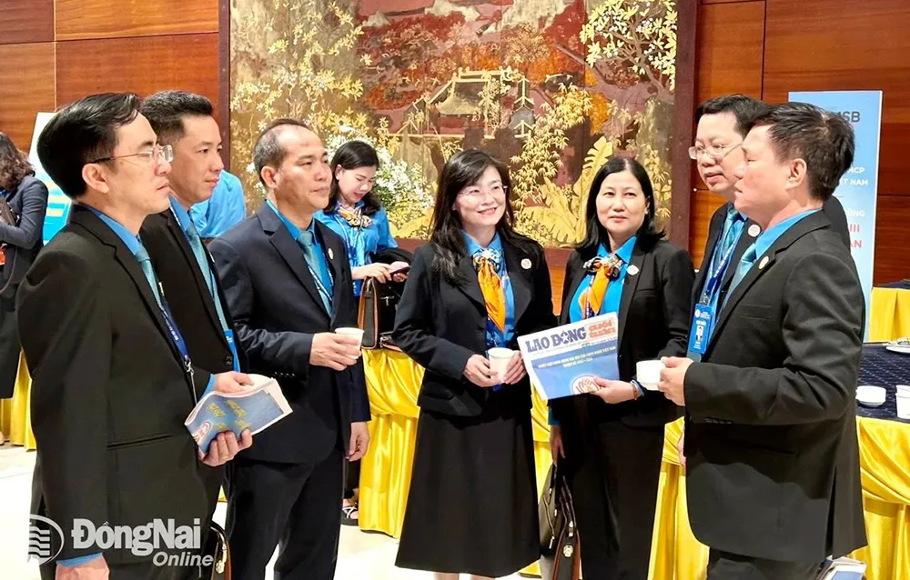 Đoàn đại biểu Đồng Nai trao đổi bên lề đại hội Công đoàn Việt Nam (ảnh: CĐ)